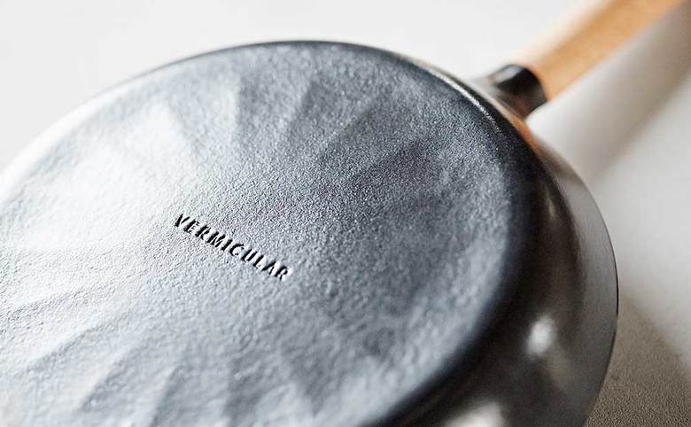 ▲普段使っているステンレスのフライパンに比べれば重さは感じるが、1kg程度なのでさほど使いにくさは感じなかった