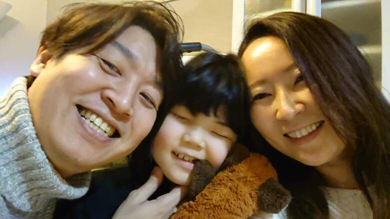 思わずこちらも笑顔に！萌々花さんとご夫婦の頭スリスリの様子