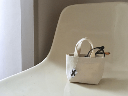 ヨーロッパの国旗のようなデザインが、シンンプルなバッグにぴったり。