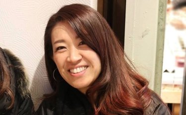 「おばあちゃんみたい」白髪コンプレックスの50歳女性が20年以上続けた白髪染めをやめ大変身「これが正解だったんだ」