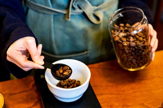 豆の分量を計っているところ