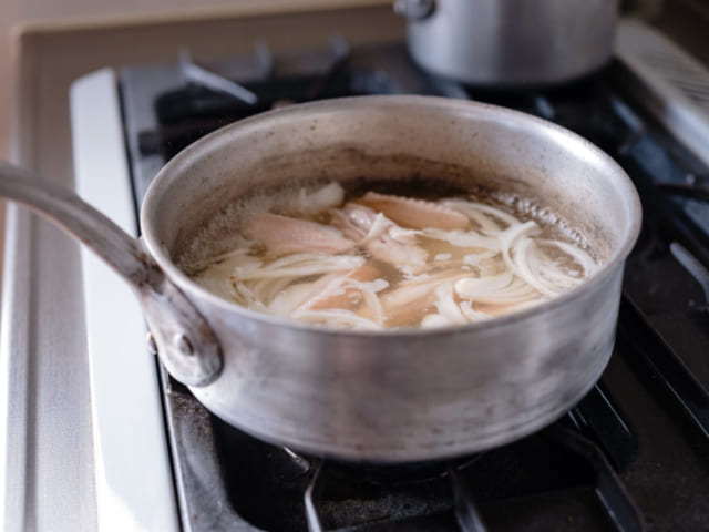手羽中を鍋で煮込むところ