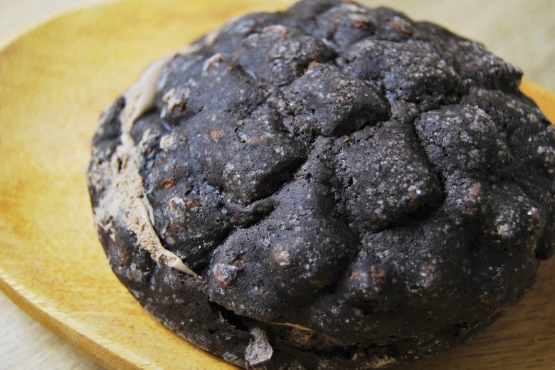 ローソンの人気パン「黒いメロンパン」の実物画像3