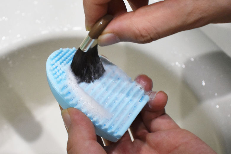 ダイソーのおすすめ商品「シリコーンマルチブラシ」のアップ画像