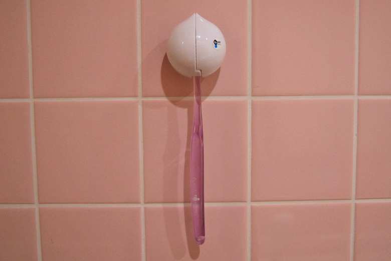 ダイソーおすすめ収納「歯ブラシホルダー(開閉収納式)」をお風呂場で使用した画像