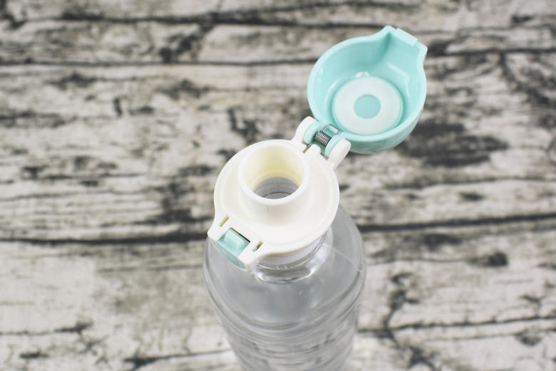 ダイソーのおすすめ商品「ワンプッシュペットボトルキャップ がぶ飲みタイプ」の使用中画像