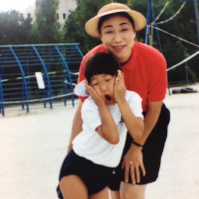 幼少期のCRAZY COCOさん（写真左）と母親（写真右）