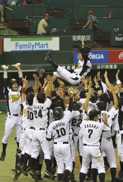 念願の全日本クラブ選手権初優勝の胴上げ