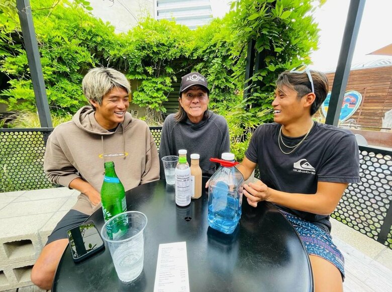家族が集まれば会話が途切れないほどの仲良しぶり。左が長男・カノアさん、右が次男・キアヌさん、真ん中が夫・勉さん