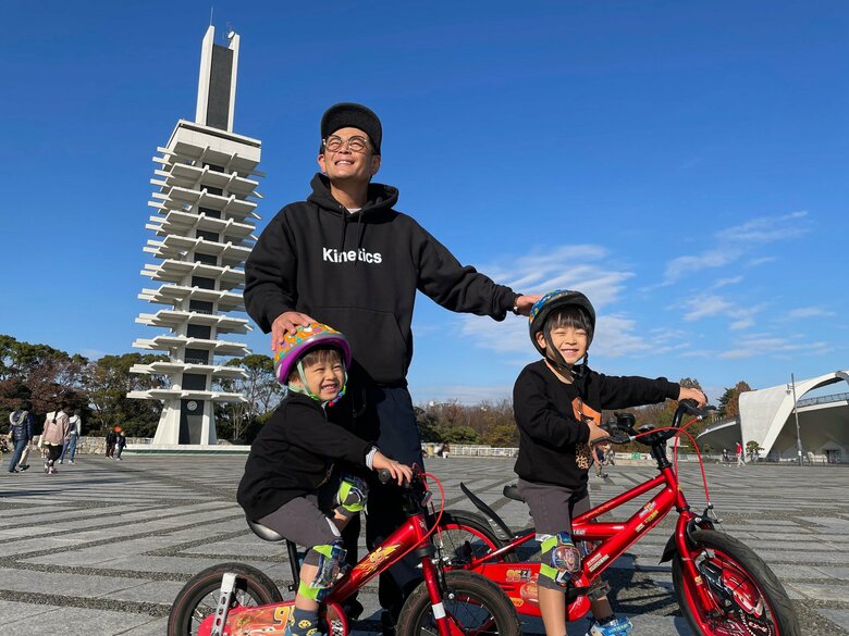 「男3人みんな笑顔」な遠藤さんと2人の息子さん