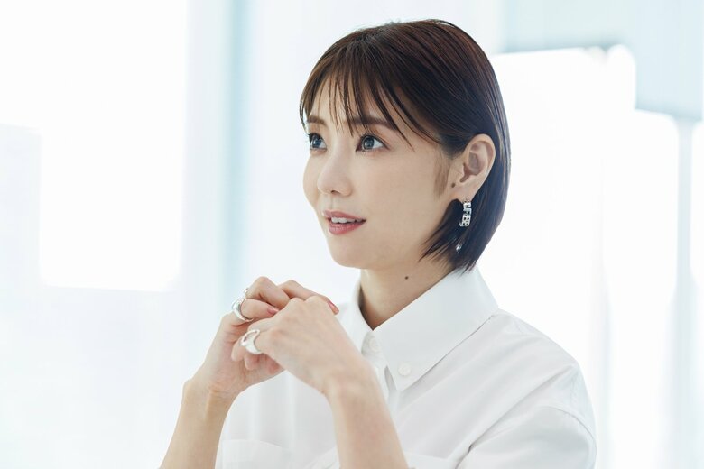 インタビュー中のふとした表情も美しい！