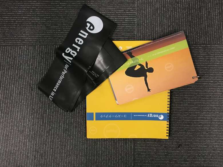 E4Pのトレーニングで参加者に配布されるテキストと、エクササイズ用のゴムバンド