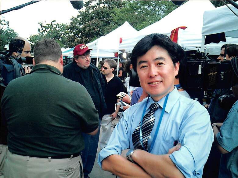 アメリカ大統領選挙の現地取材（後ろはマイケルムーア監督）