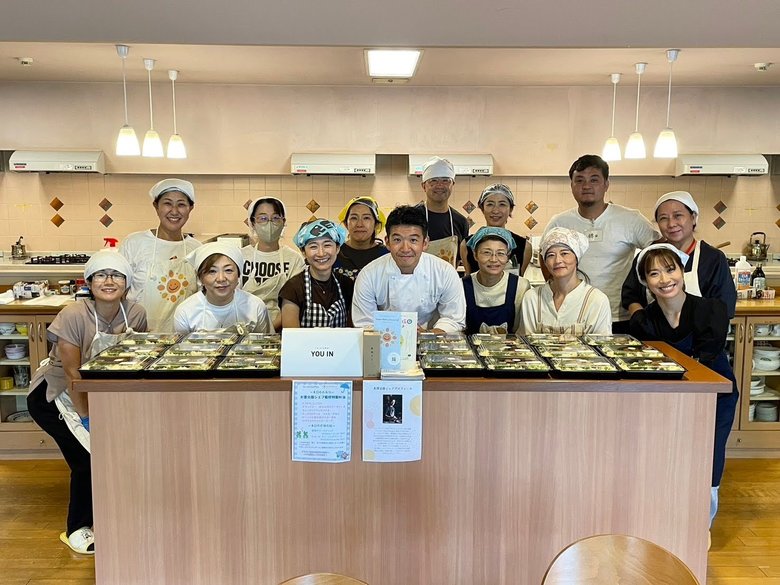 団体設立間もないころからサポートを行う「No Code」の米澤文雄シェフと、ボランティアの皆さん