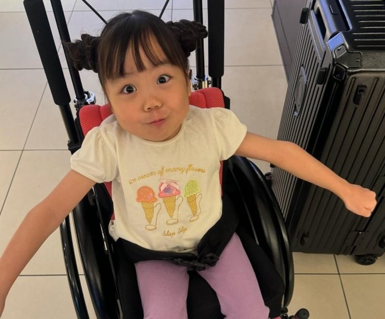 手術から2か月後の理央奈ちゃん。経過は順調で、大阪のリハビリも再開