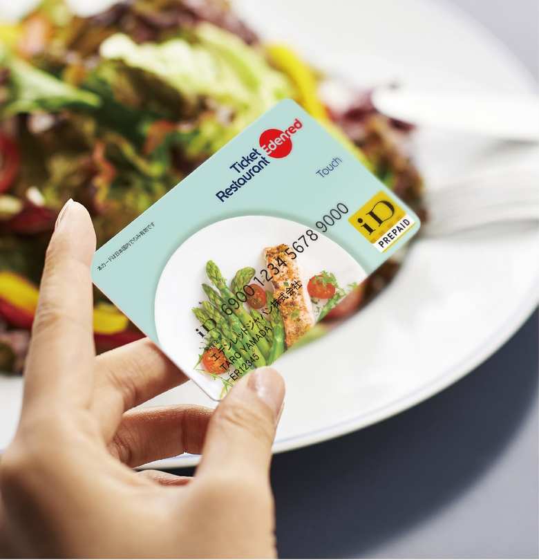 支払いの際、電子マネー機能のついたICカード「チケットレストラン　タッチ」を機械にかざすと簡単に決済ができる