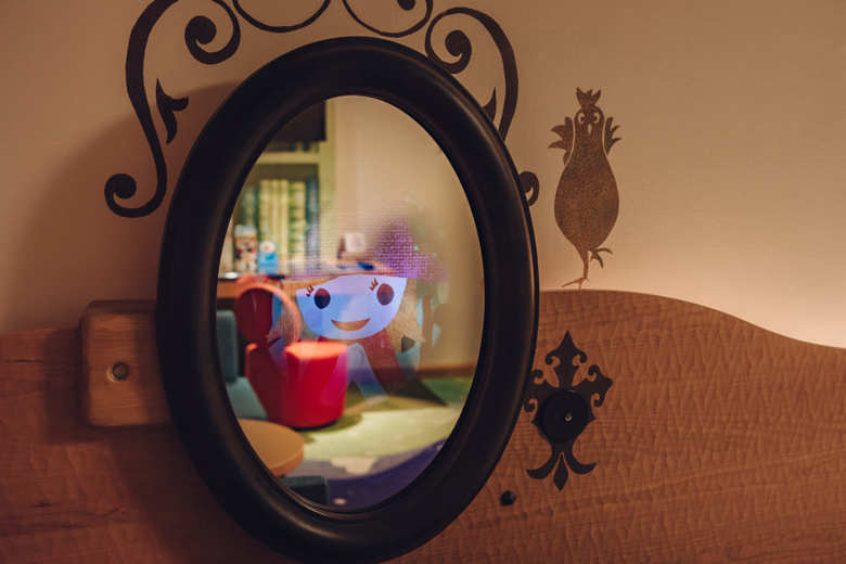 鏡を覗き込むと見習い魔女の「ティアラ」ちゃんと目が合うかも？