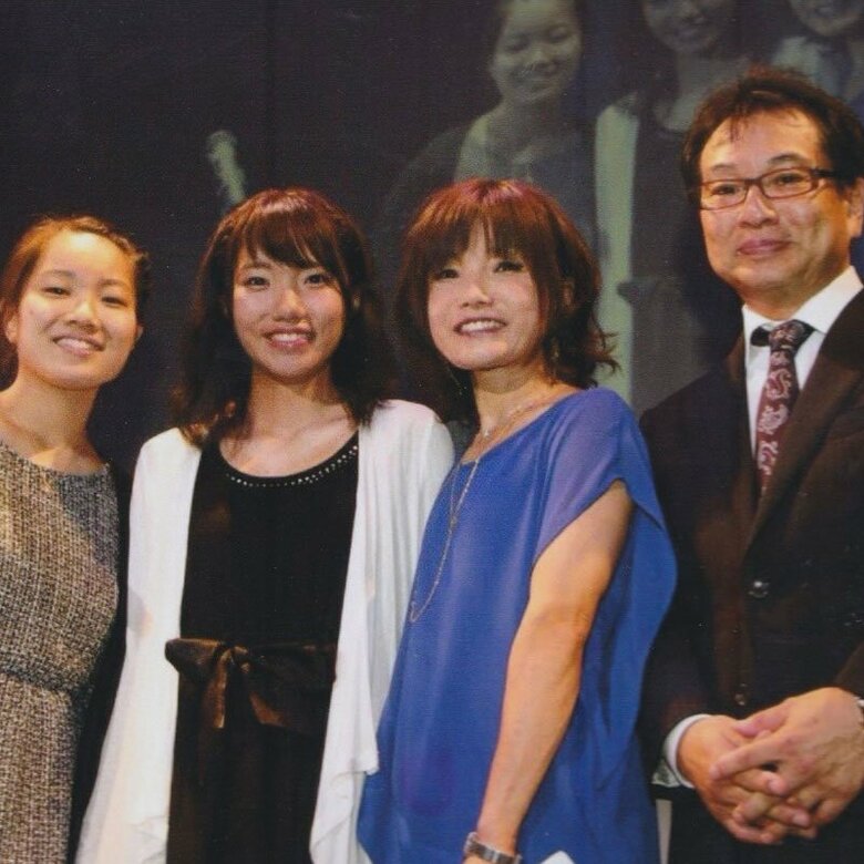 成人した娘2人と夫