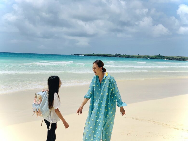旅行先の宮古島で海の色とリンクするターコイズブルーのワンピ姿のSHIHOさんと娘さん