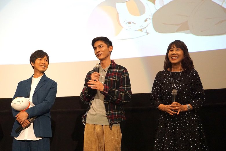 高良さんの顔を見つめる神谷さん