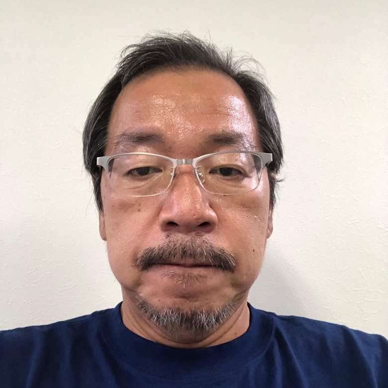 1964年東京都生まれ。13歳からスケートボードを始める。’93年、「AJSA-TAC日本選手権ジャイアントスラローム」優勝。’95年に「一般社団法人 日本スケートボード協会」の事務局長就任。東京五輪ではスケートボード事務広報を担当。