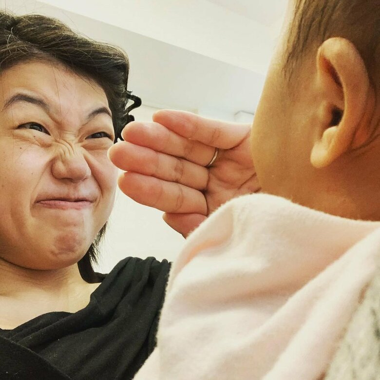 長女が赤ちゃんのころ。くしゃみを顔面に浴びないようブロックする横澤夏子さん