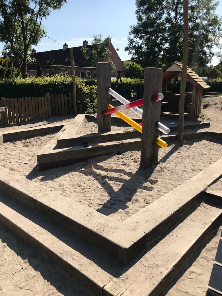 砂を入れて流す遊具が置かれたデンマークの砂場