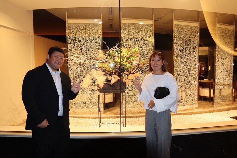 隣は夫の征平さん。「最初は恋愛対象としては見ていなかった」