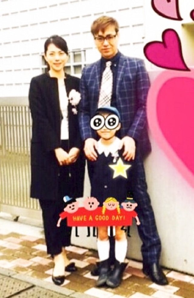 次男の幼稚園の卒園式で夫のIZAMさんと吉岡美穂さん(2017年)