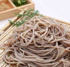 麺は牛乳で茹でるとくっつかない!?蕎麦を美味しく食べる裏技大公開！