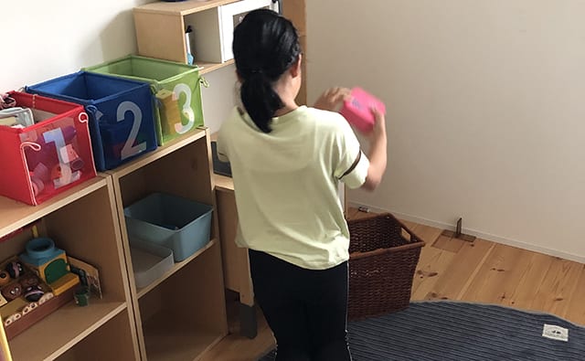 片づけをする子ども