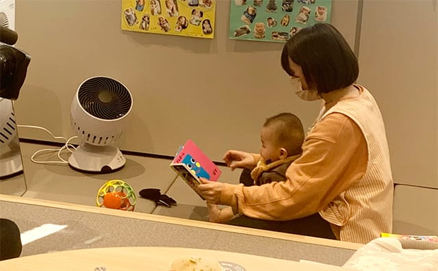 アイグッズ社内にシッターが常駐する様子