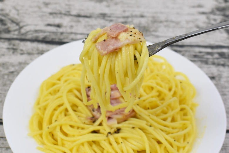 ファミマの人気パスタ「2種チーズのカルボナーラ」の実物画像04
