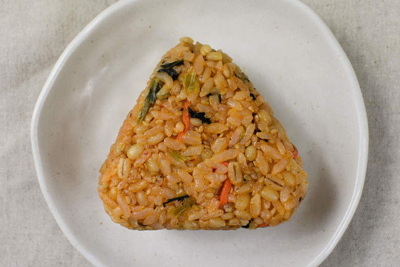 セブンイレブンの人気おにぎり「もち麦もっちり！ 牛焼肉ビビンバ」のアップ画像