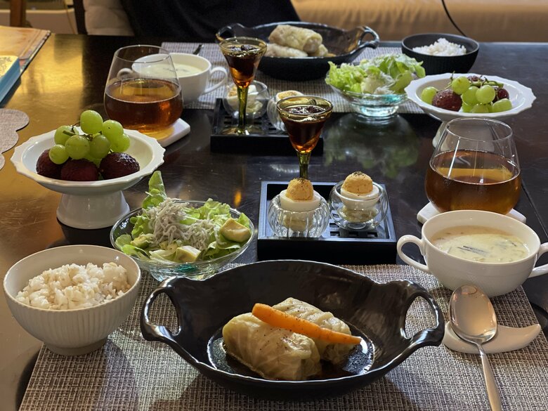 美味しそう！メインのロールキャベツを中心にお皿も素敵な食卓