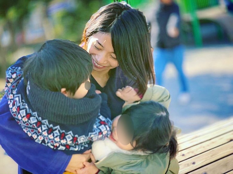 「幸せそうな表情！」ふたりのお子さんと公園で過ごすひととき