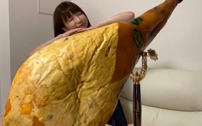 コロナ禍で自宅にいたときは1本15万円する生ハムの原木を楽しんだ