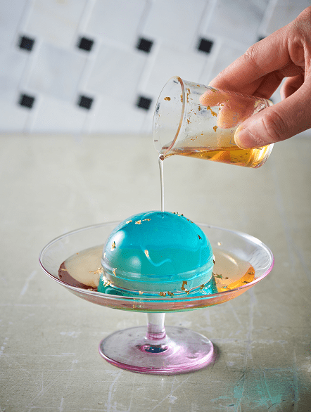 比重の異なる水とブルーハワイシロップを使って、色の層ができる理由を学べる「比重のミルキーウェイゼリー」