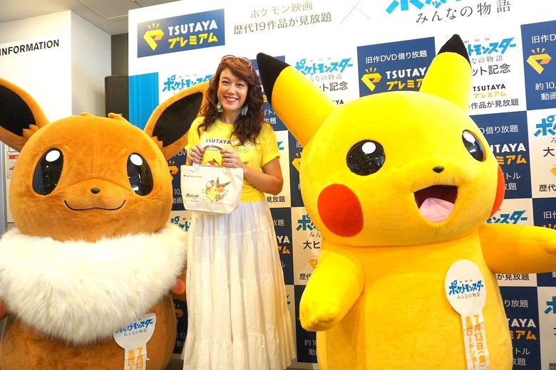 イベントに登壇したLiLiCoさんとピカチュウ＆イーブイ