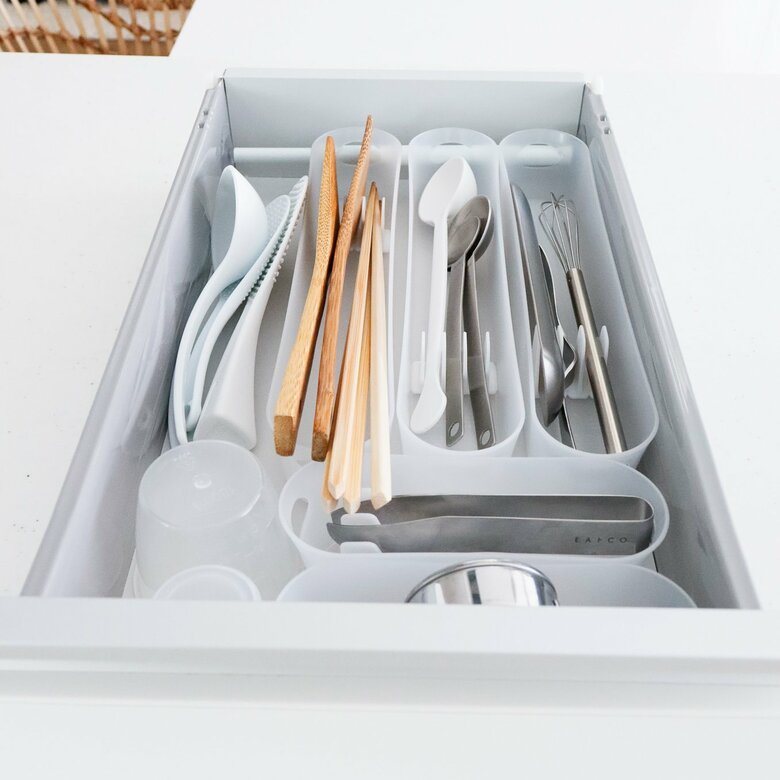 引き出し内を仕切るケースが複雑な形状だと、思わぬ場所を取ることに。シンプルで直線的なデザインがおすすめ