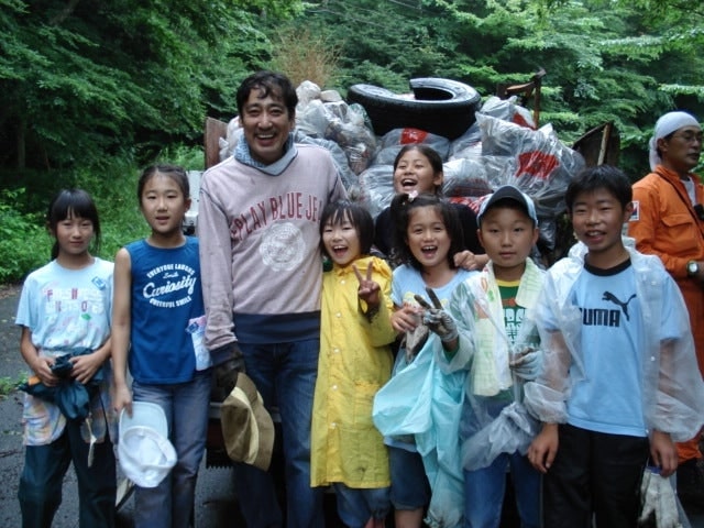 2007年、富士山の清掃活動に参加するルーさん