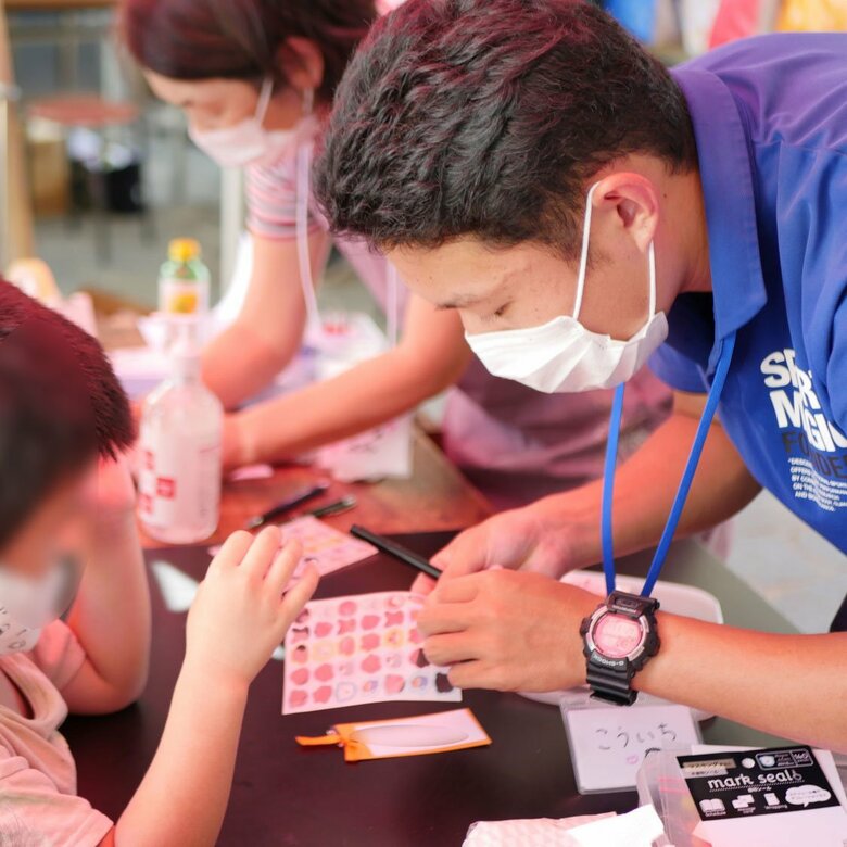 子ども食堂にて受付をしている様子