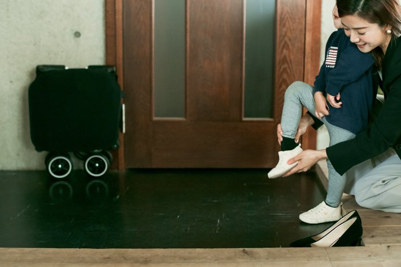 ▲「ただいま〜！」玄関先でも、たたんでおけばこんなにコンパクト。
じゃまにならずすっきりした玄関、気持ちがいいね。今日も大活躍のベビーカー、一日ありがとう。