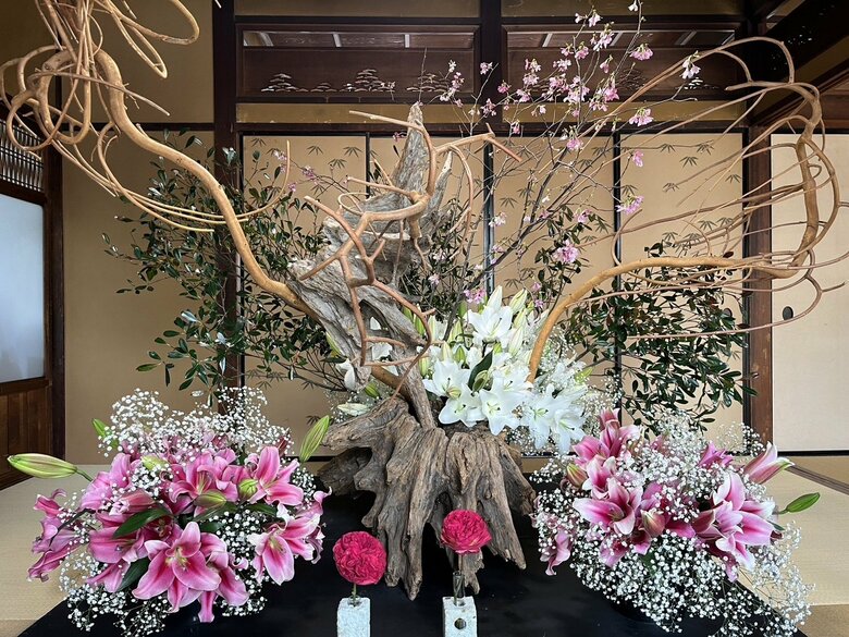 大胆さと繊細さが共存する假屋崎さんのいけばな（花材：ユリ・愛知県田原市 / バラ・京成バラ園 ）