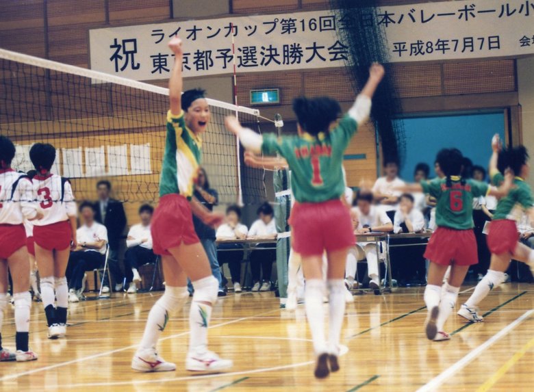 小学生時代の大山さん（左）。全日本バレーボール小学生大会の東京都予選決勝大会で