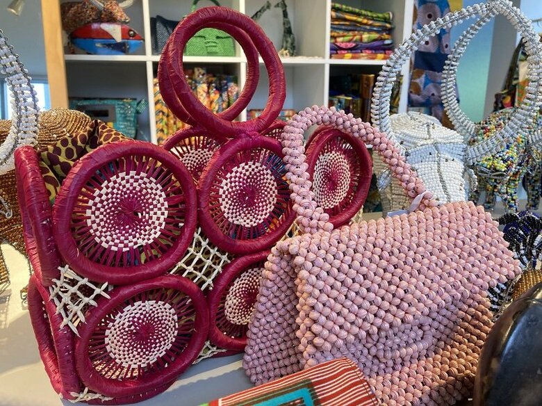 布製品だけでなく、紙で作ったペーパービーズのバッグ