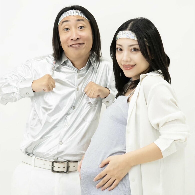 お決まりの「ワカチコ」ポーズで撮ったマタニティフォト