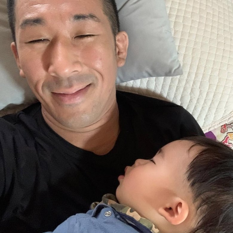 「寝顔が瓜二つ」息子の寝かしつけ中に寝落ちする田村裕さん