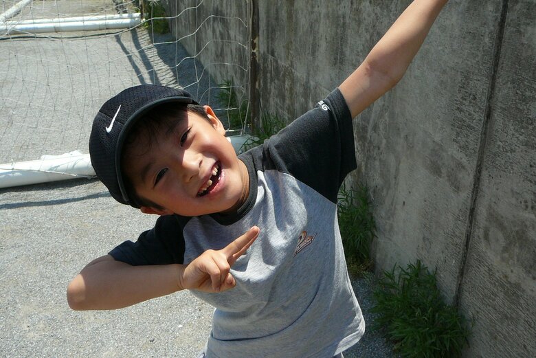 超可愛い！弾ける笑顔でポーズを決める小さい頃の青山さん