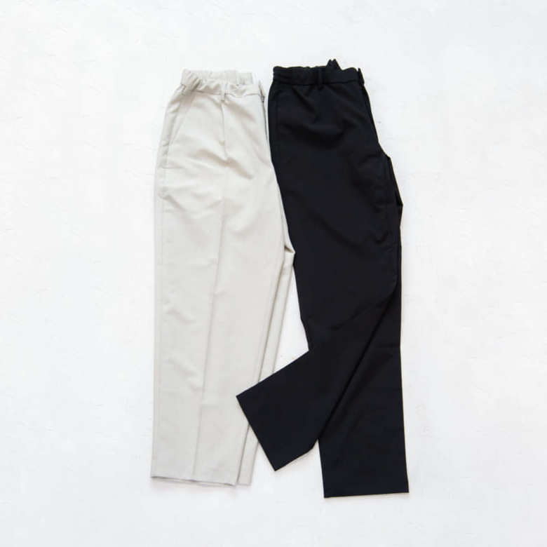 “UNIQLO×Theory”の今年のメンズの春夏コレクション。「テーパードパンツはセンタープレス入りだと脚長効果が！くるぶしくらいの着丈だと抜け感が出ます。それより短いと少年っぽい着こなしになるので注意して」（山本さん）